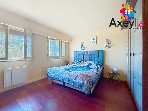 A VENDRE - COMMELLE-VERNAY - MAISON À TOIT DE CHAUME ET SEMI-ENTERRÉE AVEC QUATRE CHAMBRES, TERRAIN ET PISCINE