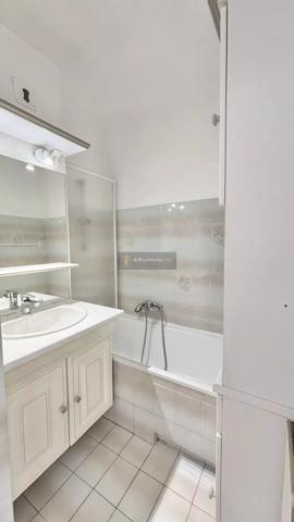 Vente                                                      Appartement
                        
                     2 pièces                      28 m2                     à Saint-Aygulf