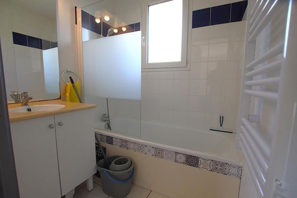 Appartement 3 pièces avec balcon, parking et piscines