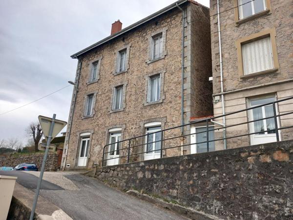 Dunières 43220 immeuble élevé sur caves  comprenant trois niveaux plus combles aménageables  sur 1148m² de terrain