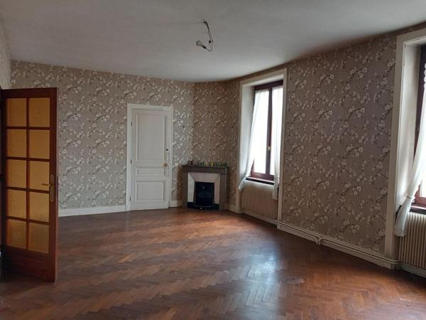 Dunières 43220 immeuble élevé sur caves  comprenant trois niveaux plus combles aménageables  sur 1148m² de terrain