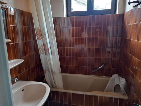 Dunières 43220 immeuble élevé sur caves  comprenant trois niveaux plus combles aménageables  sur 1148m² de terrain