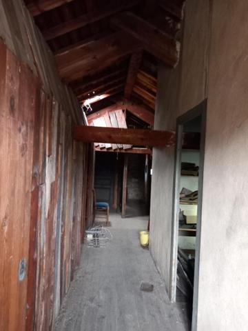 Dunières 43220 immeuble élevé sur caves  comprenant trois niveaux plus combles aménageables  sur 1148m² de terrain