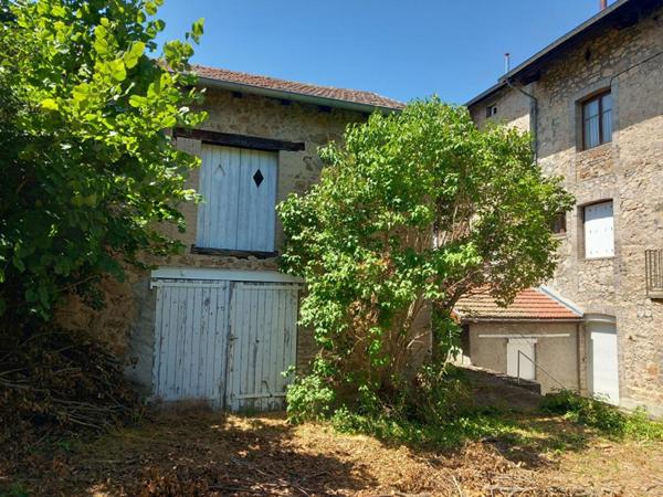 Dunières 43220 immeuble élevé sur caves  comprenant trois niveaux plus combles aménageables  sur 1148m² de terrain