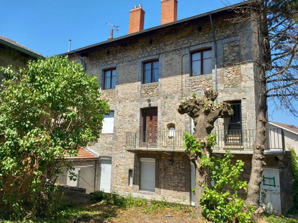 Dunières 43220 immeuble élevé sur caves  comprenant trois niveaux plus combles aménageables  sur 1148m² de terrain