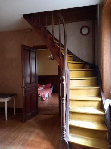 Dunières 43220 immeuble élevé sur caves  comprenant trois niveaux plus combles aménageables  sur 1148m² de terrain