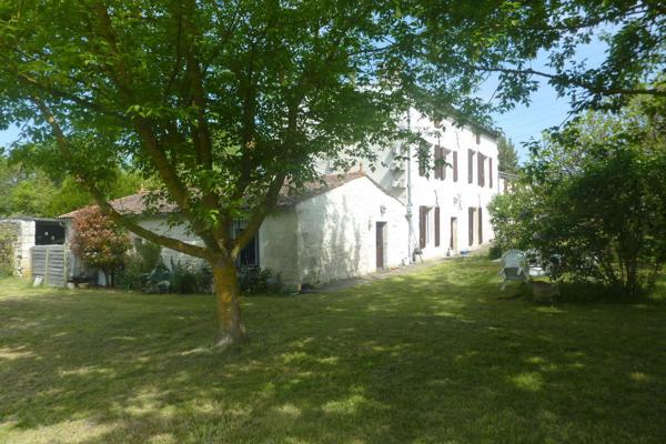 SAINTES Maison charentaise de 234 m2 avec un grand parc arboré