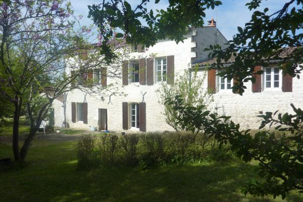 SAINTES Maison charentaise de 234 m2 avec un grand parc arboré