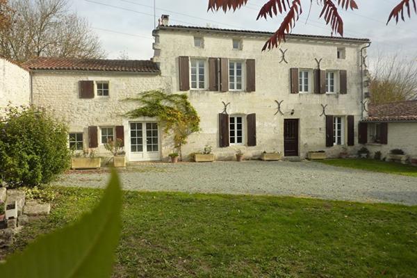 SAINTES Maison charentaise de 234 m2 avec un grand parc arboré
