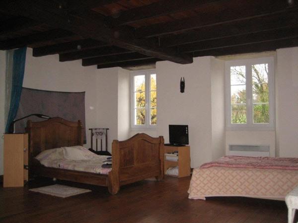 SAINTES Maison charentaise de 234 m2 avec un grand parc arboré