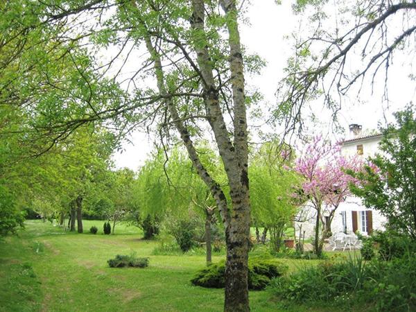 SAINTES Maison charentaise de 234 m2 avec un grand parc arboré