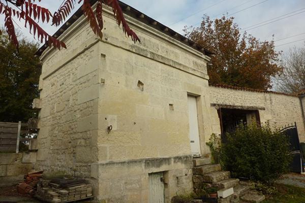 SAINTES Maison charentaise de 234 m2 avec un grand parc arboré