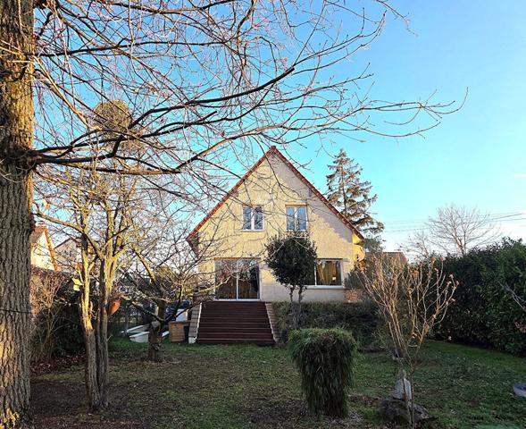 Maison de 7 pièce(s) €519 900 ** - Référence 7638