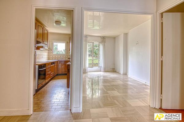 Versailles Ermitage Appartement traversant 5 pèces 127 m² avec terrasse , 4 caves et 2 places de parking en sous-sol 830 000 € **  - Référence  28254