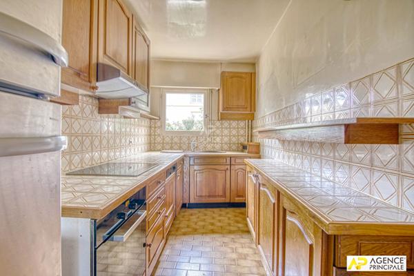 Versailles Ermitage Appartement traversant 5 pèces 127 m² avec terrasse , 4 caves et 2 places de parking en sous-sol 830 000 € **  - Référence  28254