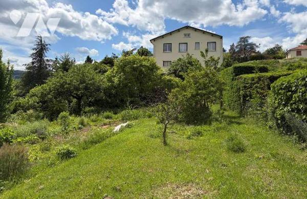 Maison d'habitation 148 m² avec 2 500 m² de terrain.
PRIX : 195 000 €. Tel : 07 86 12 52 67