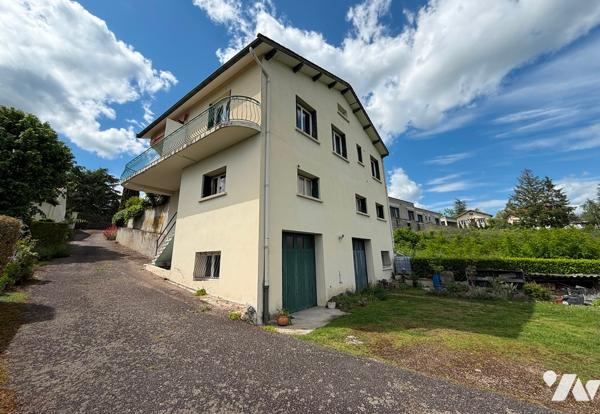 Maison d'habitation 148 m² avec 2 500 m² de terrain.
PRIX : 195 000 €. Tel : 07 86 12 52 67