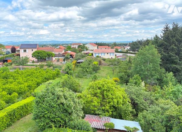 Maison d'habitation 148 m² avec 2 500 m² de terrain.
PRIX : 195 000 €. Tel : 07 86 12 52 67