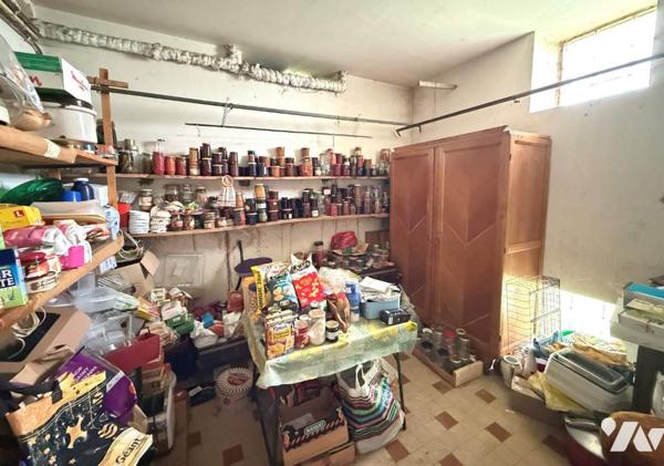 Maison d'habitation 148 m² avec 2 500 m² de terrain.
PRIX : 195 000 €. Tel : 07 86 12 52 67