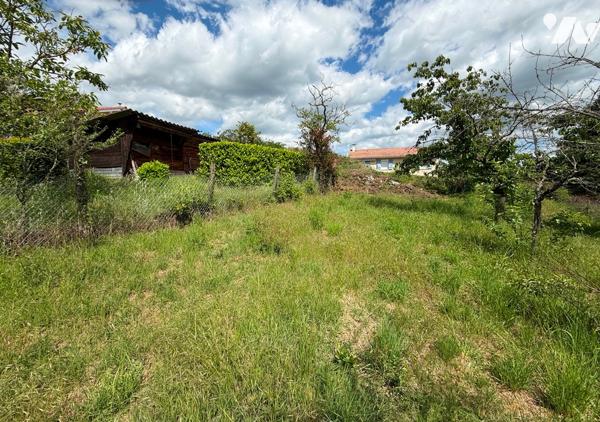 Maison d'habitation 148 m² avec 2 500 m² de terrain.
PRIX : 195 000 €. Tel : 07 86 12 52 67