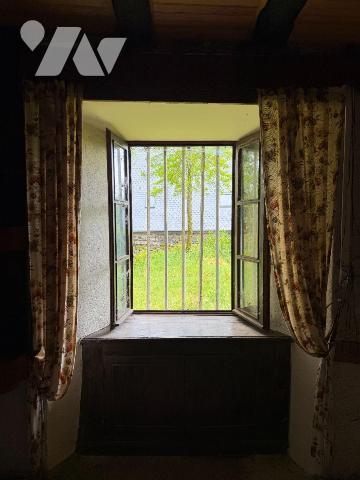 A VENDRE, proche du site du Puy Mary et de la ville pittoresque de SALERS (Cantal), dans un pet...