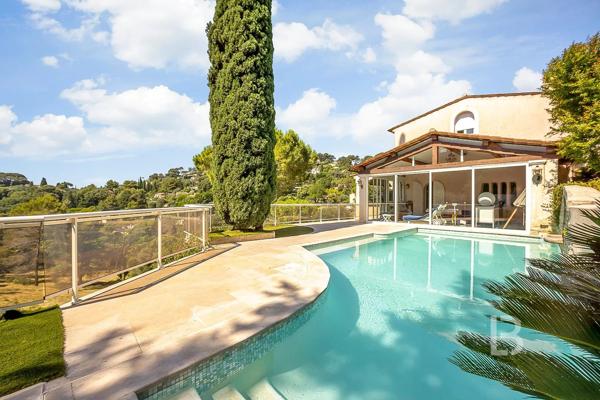 À vendre en exclusivité à Mougins – Maison d'inspiration Couëlle avec piscine, jardin paysager et appartement indépendant