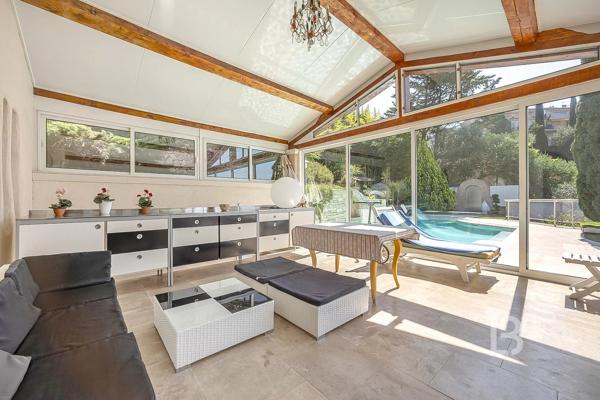 À vendre en exclusivité à Mougins – Maison d'inspiration Couëlle avec piscine, jardin paysager et appartement indépendant