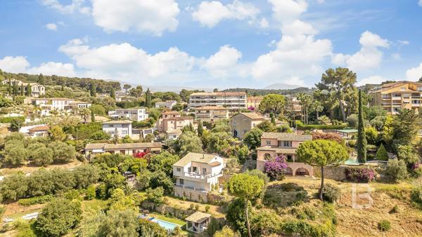 À vendre en exclusivité à Mougins – Maison d'inspiration Couëlle avec piscine, jardin paysager et appartement indépendant