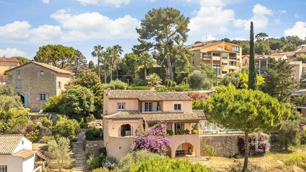 À vendre en exclusivité à Mougins – Maison d'inspiration Couëlle avec piscine, jardin paysager et appartement indépendant