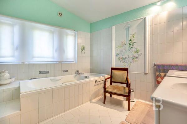 À vendre en exclusivité à Mougins – Maison d'inspiration Couëlle avec piscine, jardin paysager et appartement indépendant