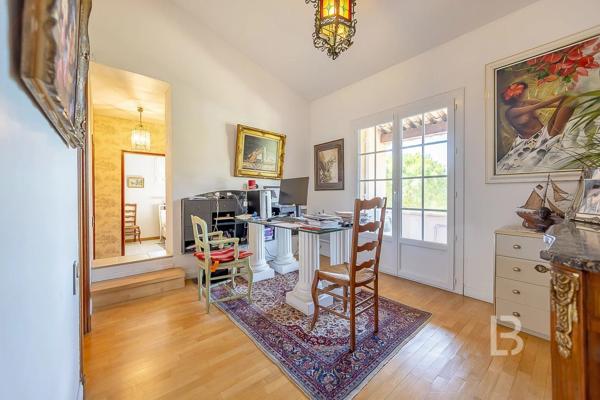 À vendre en exclusivité à Mougins – Maison d'inspiration Couëlle avec piscine, jardin paysager et appartement indépendant