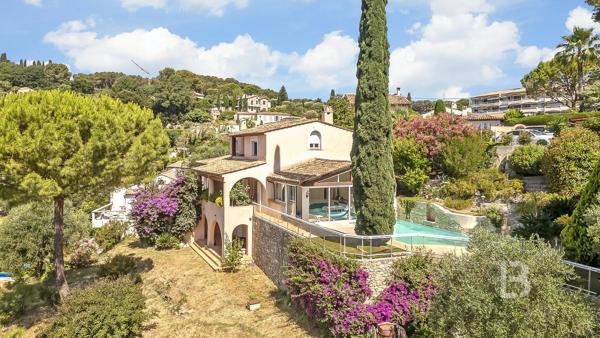 À vendre en exclusivité à Mougins – Maison d'inspiration Couëlle avec piscine, jardin paysager et appartement indépendant