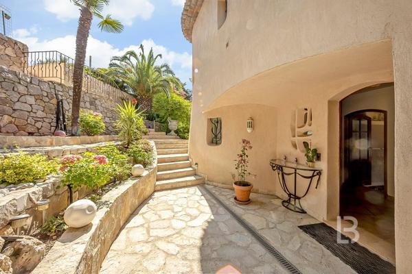 À vendre en exclusivité à Mougins – Maison d'inspiration Couëlle avec piscine, jardin paysager et appartement indépendant