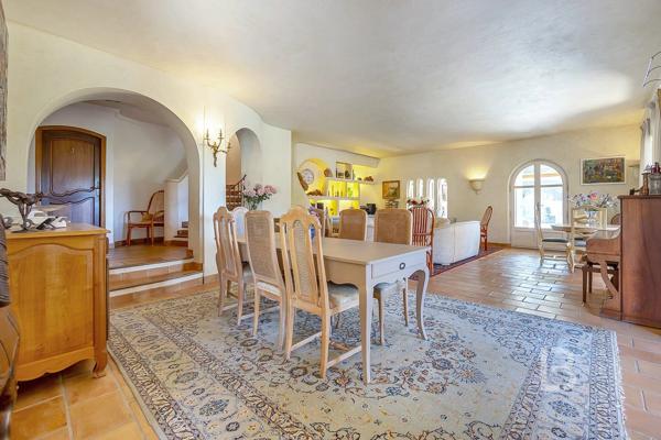 À vendre en exclusivité à Mougins – Maison d'inspiration Couëlle avec piscine, jardin paysager et appartement indépendant