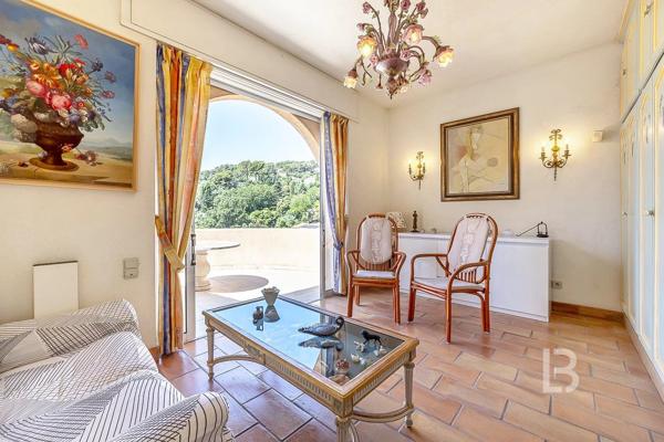 À vendre en exclusivité à Mougins – Maison d'inspiration Couëlle avec piscine, jardin paysager et appartement indépendant