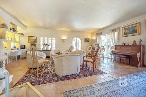 À vendre en exclusivité à Mougins – Maison d'inspiration Couëlle avec piscine, jardin paysager et appartement indépendant