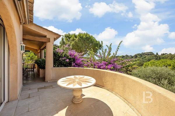 À vendre en exclusivité à Mougins – Maison d'inspiration Couëlle avec piscine, jardin paysager et appartement indépendant