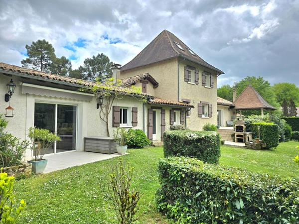 Propriété  de type 8, édifiée sur un terrain arboré de 16161 m², piscine, garage et dépendances
