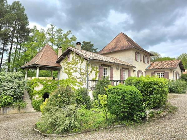 Propriété  de type 8, édifiée sur un terrain arboré de 16161 m², piscine, garage et dépendances