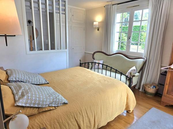 Propriété  de type 8, édifiée sur un terrain arboré de 16161 m², piscine, garage et dépendances