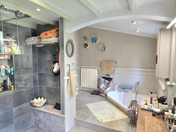 Propriété  de type 8, édifiée sur un terrain arboré de 16161 m², piscine, garage et dépendances