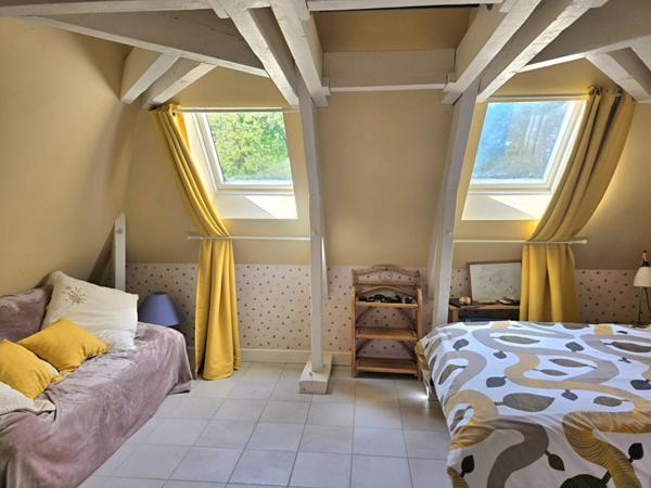 Propriété  de type 8, édifiée sur un terrain arboré de 16161 m², piscine, garage et dépendances