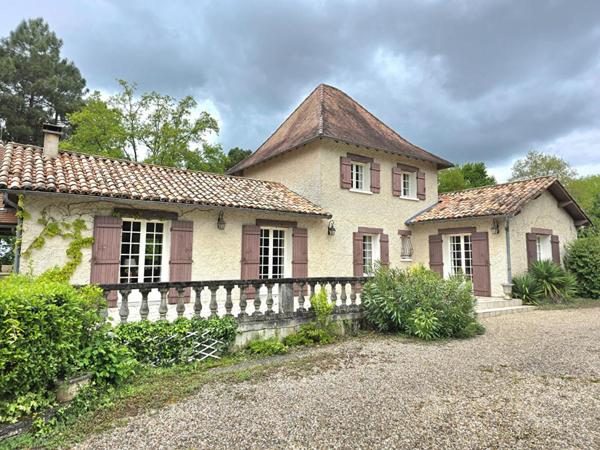 Propriété  de type 8, édifiée sur un terrain arboré de 16161 m², piscine, garage et dépendances