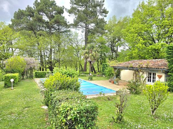 Propriété  de type 8, édifiée sur un terrain arboré de 16161 m², piscine, garage et dépendances