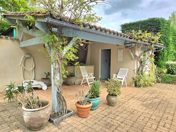 Propriété  de type 8, édifiée sur un terrain arboré de 16161 m², piscine, garage et dépendances