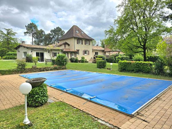 Propriété  de type 8, édifiée sur un terrain arboré de 16161 m², piscine, garage et dépendances
