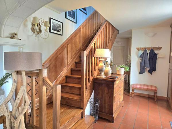 Propriété  de type 8, édifiée sur un terrain arboré de 16161 m², piscine, garage et dépendances