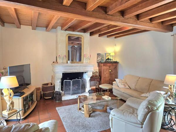 Propriété  de type 8, édifiée sur un terrain arboré de 16161 m², piscine, garage et dépendances