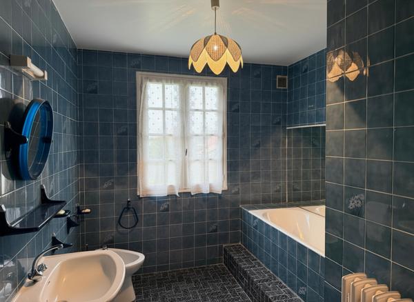 MAISON DE CONSTRUCTION ARTISANALE AVEC SOUS-SOL COMPLET BEAUX VOLUMES