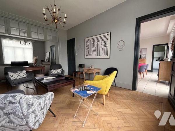 A deux pas de la gare / du centre ville, très jolie maison de famille, de style bourgeoise, d'e...